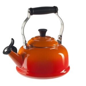 Le Creuset Classic Whistling Kettle With Phenolic Knob